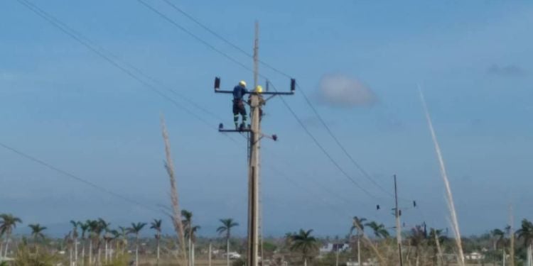 Fatal accidente eléctrico en Cienfuegos deja un liniero muerto y otro en estado crítico
