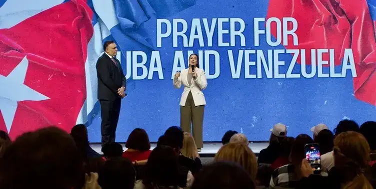 Exilio cubano y venezolano se congrega en Miami para orar por el fin de las dictaduras y el restablecimiento de la democracia