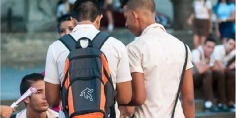 Salud pública en Holguín alerta sobre el consumo masivo de bebida energizante Shaka entre adolescentes cubanos