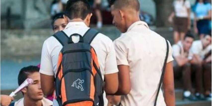 Salud pública en Holguín alerta sobre el consumo masivo de bebida energizante Shaka entre adolescentes cubanos
