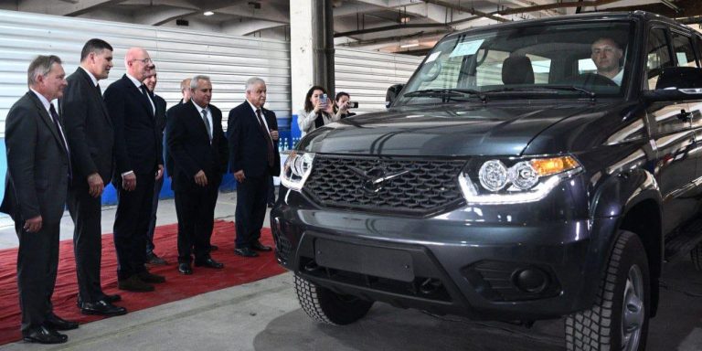 El régimen de La Habana y Rusia proyectan incrementar el ensamblaje de vehículos UAZ en la isla para 2026