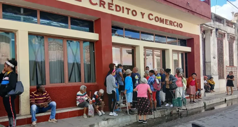 Éxodo de profesionales cubanos hacia el sector privado colapsa el sistema de salud pública