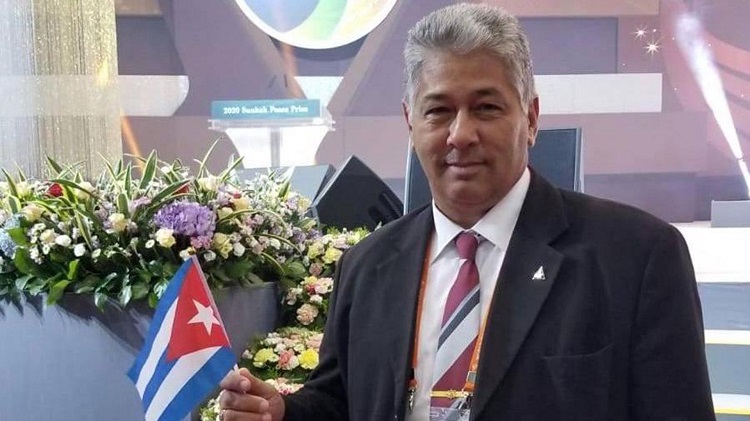El régimen de La Habana intenta destituir por la fuerza al máximo líder de la masonería cubana
