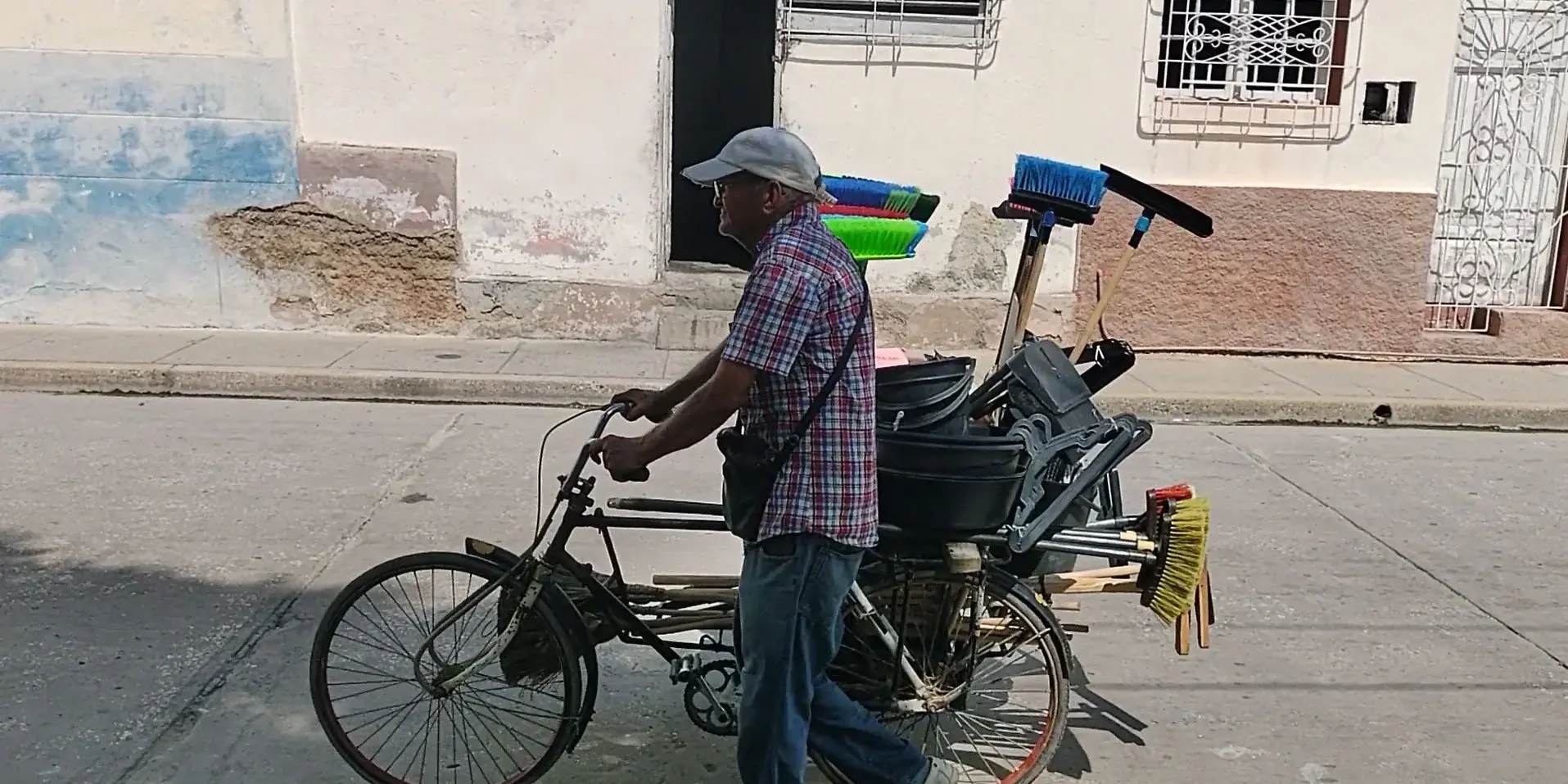 Jubilados cubanos se ven forzados al comercio informal para sobrevivir ante el colapso de las pensiones
