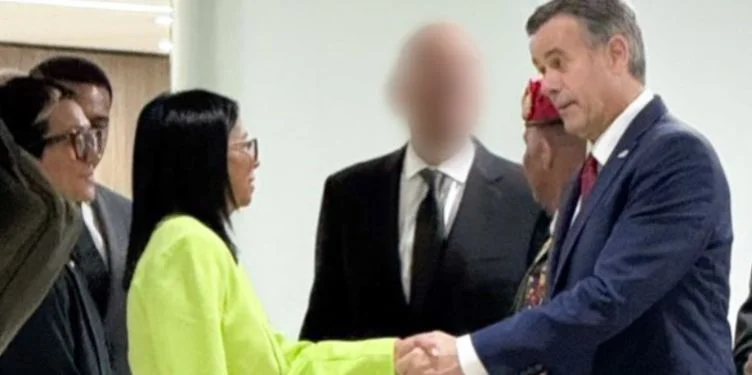 El director de la CIA se reúne con Delcy Rodríguez en Caracas para \»construir confianza\» tras la caída de Maduro