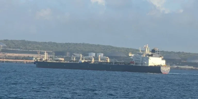 Petrolero ruso sancionado por EE. UU. se dirige a Cuba ante el colapso energético y el aislamiento del régimen