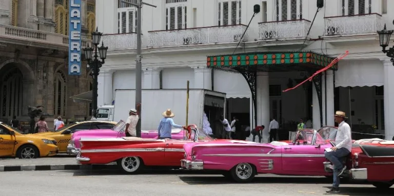 El turismo en Cuba se desploma y el régimen de La Habana busca desesperado refugio en el mercado asiático