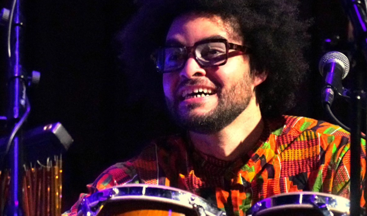 El percusionista cubano Degnis Bofill recupera su libertad tras dos semanas bajo custodia de ICE
