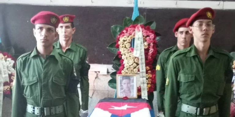 Dos reclutas del Servicio Militar fallecen al ser embestidos por un ómnibus en un puesto de control en Artemisa