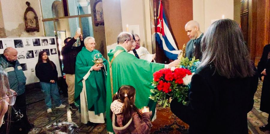 La diáspora cubana entroniza a la Virgen de la Caridad del Cobre en Buenos Aires en medio de su clamor por los presos políticos