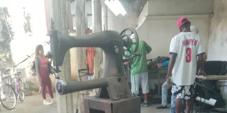El colapso económico en Cuba obliga a familias y profesionales a remendar para sobrevivir