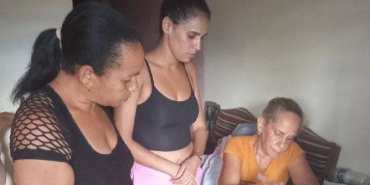 Tras siete años de exigencias y hostigamiento, una madre cubana logra asegurar vivienda para su hijo con discapacidad severa