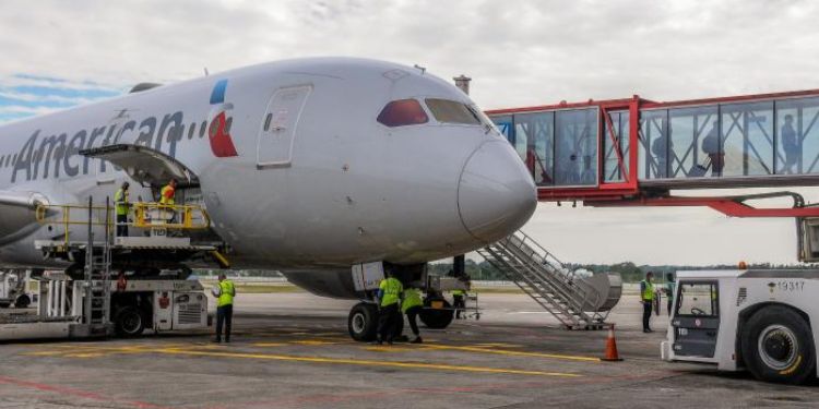 American Airlines solicita al Departamento de Transporte de EE. UU. la suspensión de vuelos a Santiago de Cuba y recortes en La Habana
