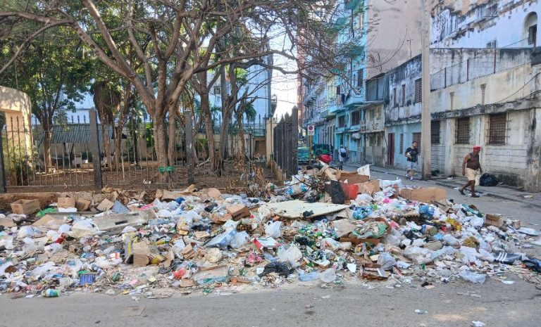El colapso de los servicios comunales en La Habana obliga a los ciudadanos a pagar por la recogida privada de basura
