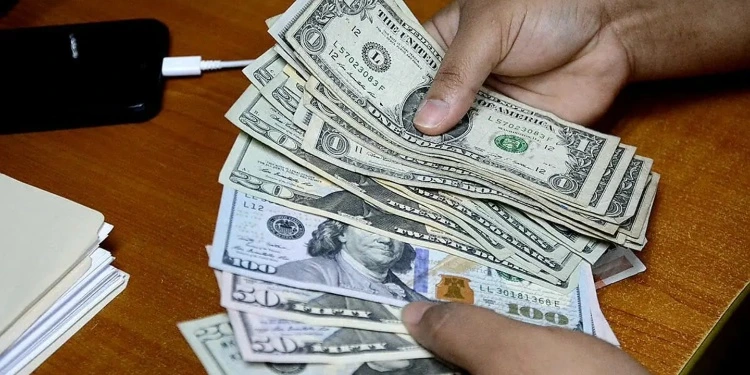 El dólar alcanza los 400 pesos en el mercado informal cubano, un récord histórico que ahonda la crisis económica