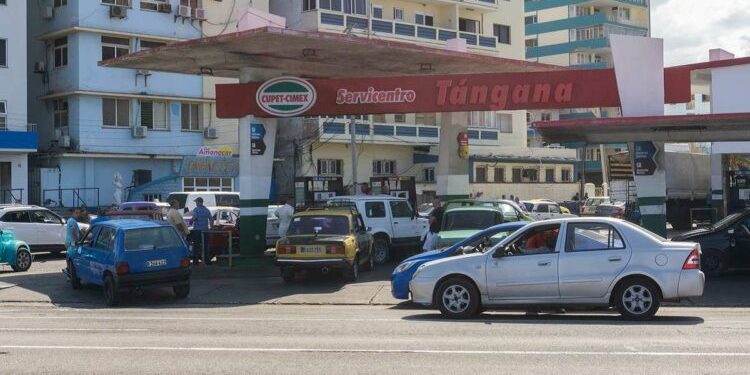 El régimen cubano suspende la venta de combustible en moneda nacional y relega el abastecimiento de la población