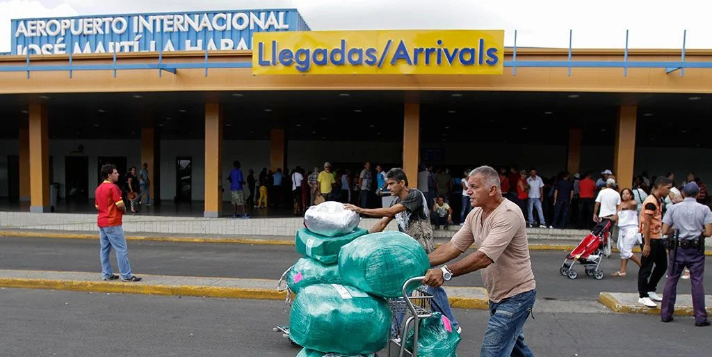 Cubanos con residencia permanente en EE.UU. son detenidos en Miami tras regresar de un viaje a la isla