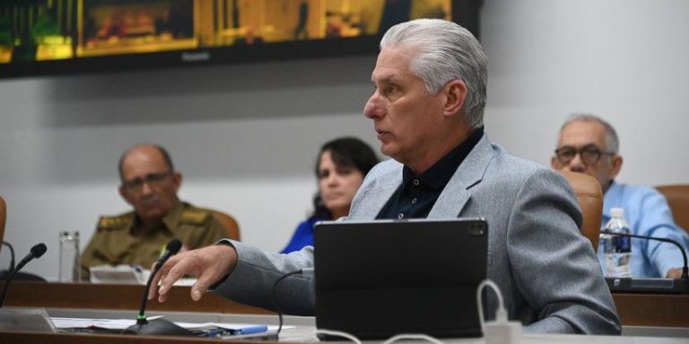 Díaz-Canel admite una contracción económica superior al 4% y exige \»resistencia\» ante el colapso de Cuba