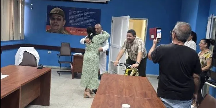 Entrega de bicicleta a jefe de Terapia Intensiva en La Habana evidencia el colapso del sistema sanitario cubano