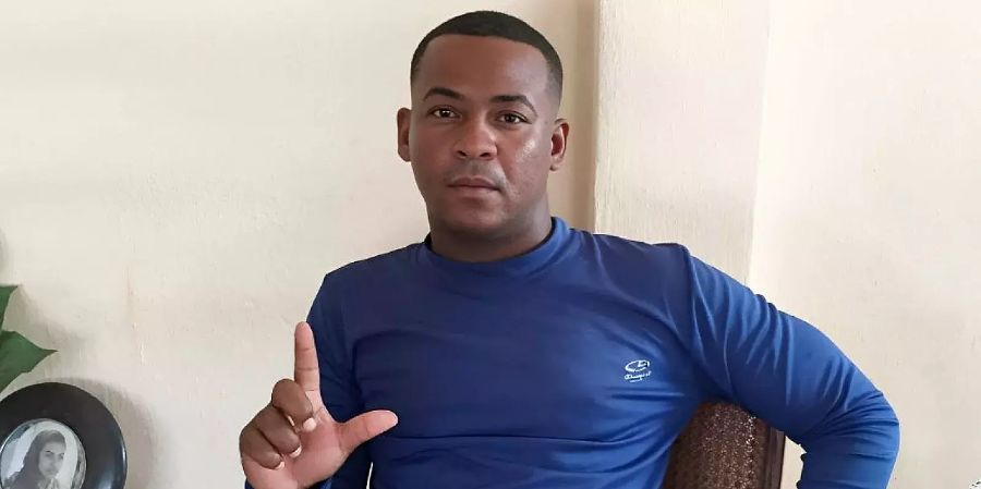 El preso político Roilán Álvarez Rensoler cumple 42 días en huelga de hambre y es trasladado de urgencia a un hospital en Holguín