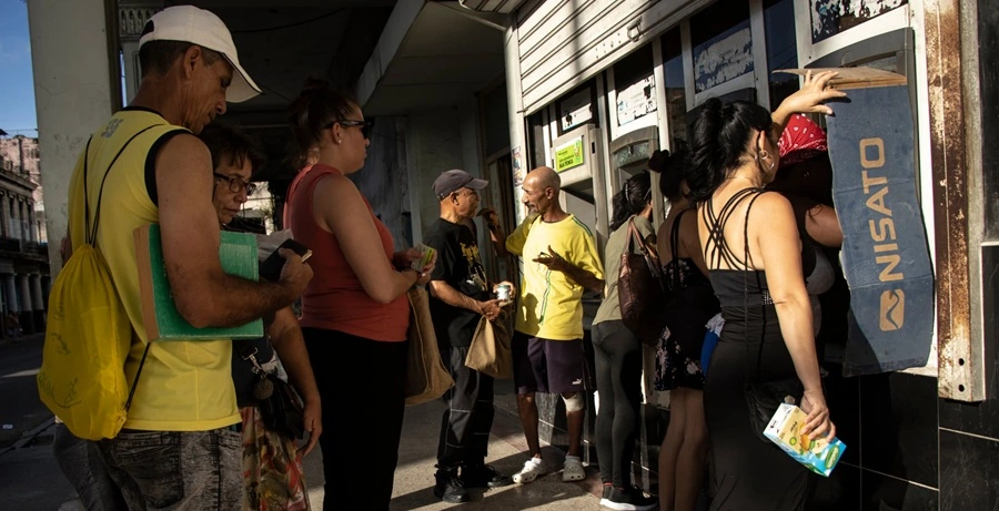 El calvario bancario en Cuba: siete horas de cola para cobrar una pensión que no alcanza para un día de comida