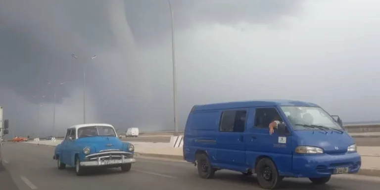 Tromba marina sobre el Malecón habanero genera alarma y expone la precariedad del sistema de alerta ciudadana