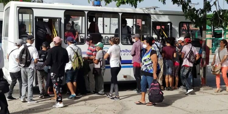 Colapso del transporte en Artemisa: apenas el 35 % de las rutas operan ante la profunda crisis de movilidad en Cuba