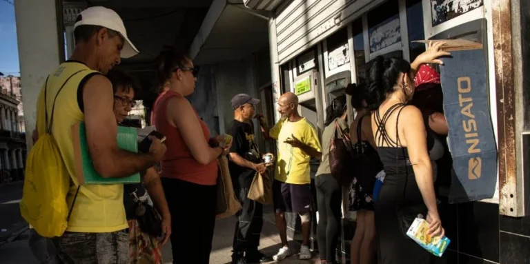 El colapso de los cajeros automáticos en Cuba obliga a los ciudadanos a enfrentar largas colas y un restrictivo control financiero