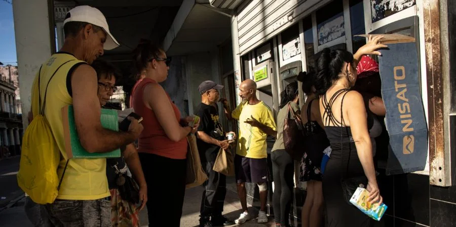 El colapso de los cajeros automáticos en Cuba obliga a los ciudadanos a enfrentar largas colas y un restrictivo control financiero