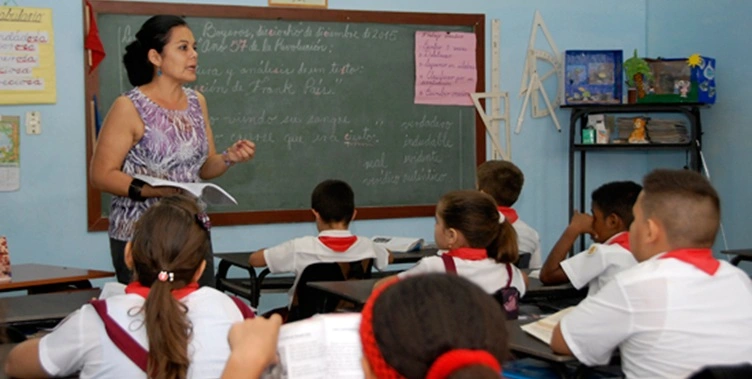El régimen cubano elimina exámenes finales y prioriza el adoctrinamiento político ante el colapso educativo