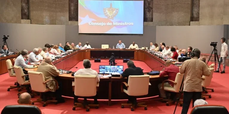 El régimen de La Habana autoriza redistribuir fondos salariales sin ejecutar para intentar retener personal del sector público