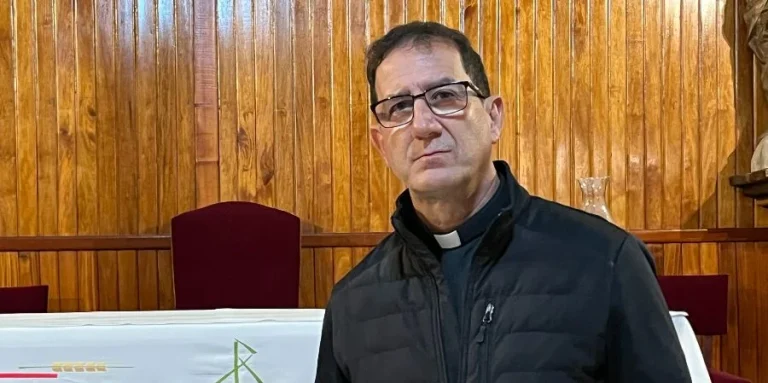 El sacerdote Alberto Reyes desafía a la dictadura cubana y exige el fin del sistema comunista: «Ya es suficiente»