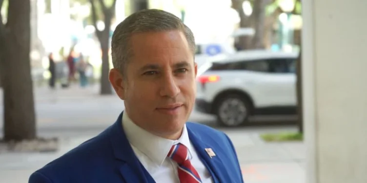 De Güines al gobierno de Miami-Dade: la trayectoria de Dariel Fernández, un exiliado que venció a la represión castrista