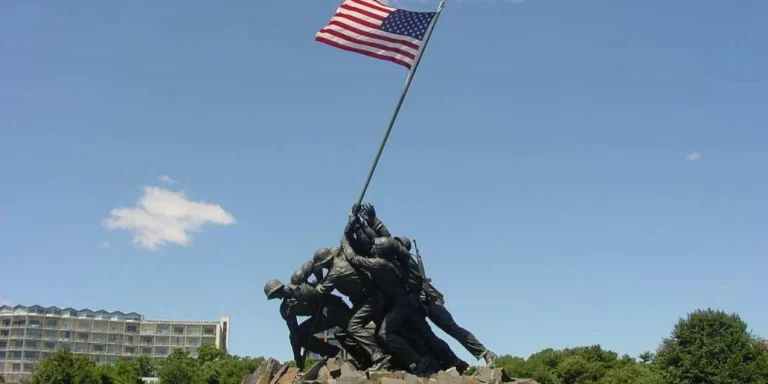 El arsenal de la democracia: cómo Estados Unidos decidió el fin de la Segunda Guerra Mundial frente a la narrativa totalitaria