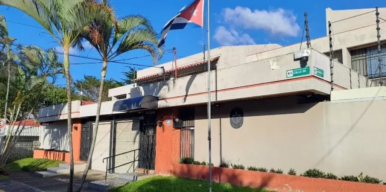 Costa Rica cierra su embajada en La Habana ante la escalada represiva y la dictadura cubana culpa a Estados Unidos