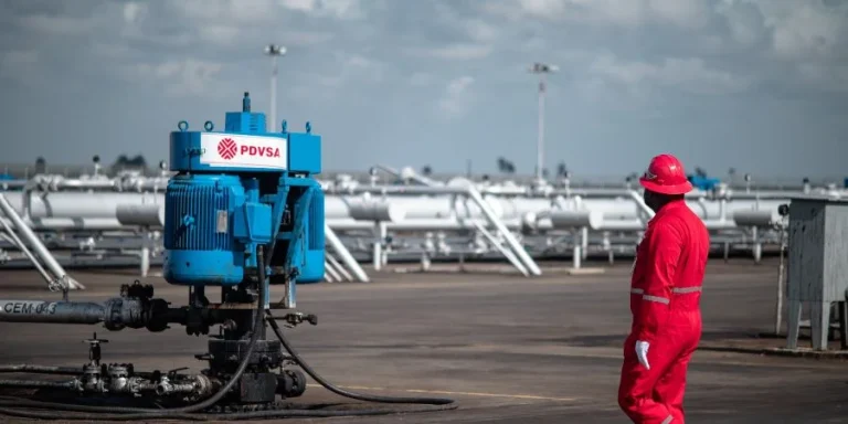 Venezuela mantiene el flujo de 31.000 barriles diarios de combustible a Cuba pese a la caída de sus exportaciones