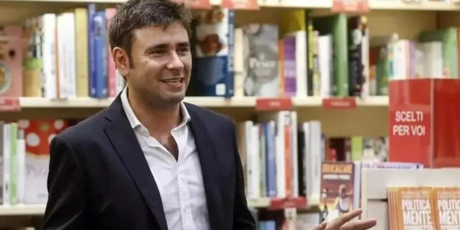 El exdiputado italiano Alessandro Di Battista es operado de urgencia en La Habana y suspende su repatriación por complicaciones médicas
