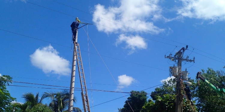 Liniero resulta gravemente herido en La Habana mientras reparaba avería eléctrica en medio del colapso del sistema