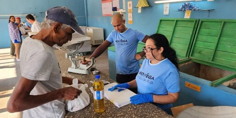 El régimen cubano reparte donativos de arroz y pasta en Santiago de Cuba tras estallido social por apagones y escasez