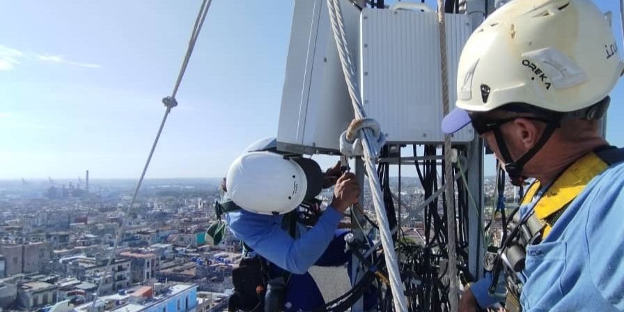 ETECSA paraliza la expansión de sus redes en Cuba ante el colapso energético y prioriza la mera supervivencia del sistema