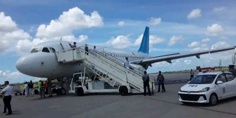 Estados Unidos deporta a 76 migrantes cubanos en medio del endurecimiento de las políticas fronterizas
