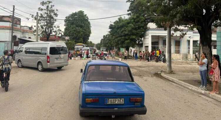 Mujeres en Lawton bloquean vía pública en La Habana para exigir el suministro de agua