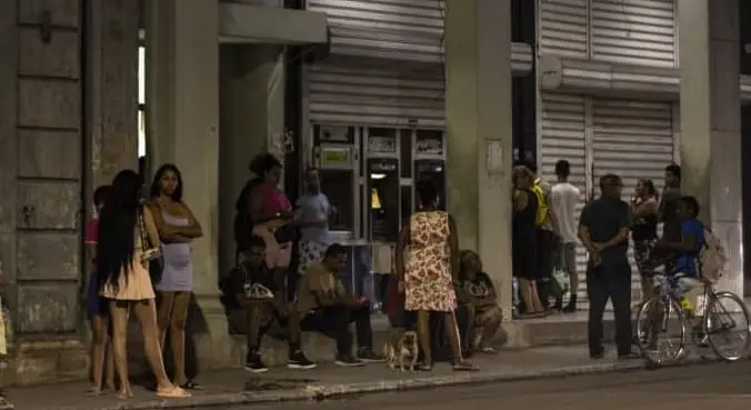 El colapso bancario en Cuba: La odisea diaria para acceder al dinero propio en medio de la crisis estructural