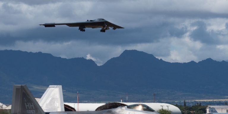 Estados Unidos bombardea instalaciones nucleares en Irán mientras La Habana guarda silencio sobre el escalation bélico
