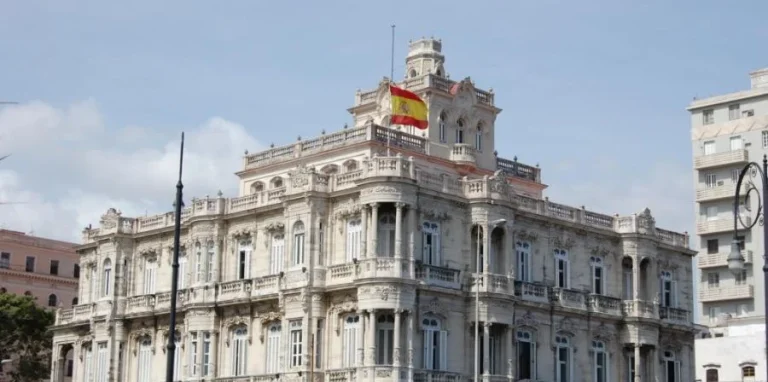 Se agota el plazo para la Ley de Nietos en Cuba: la odisea migratoria choca contra el colapso institucional y los apagones