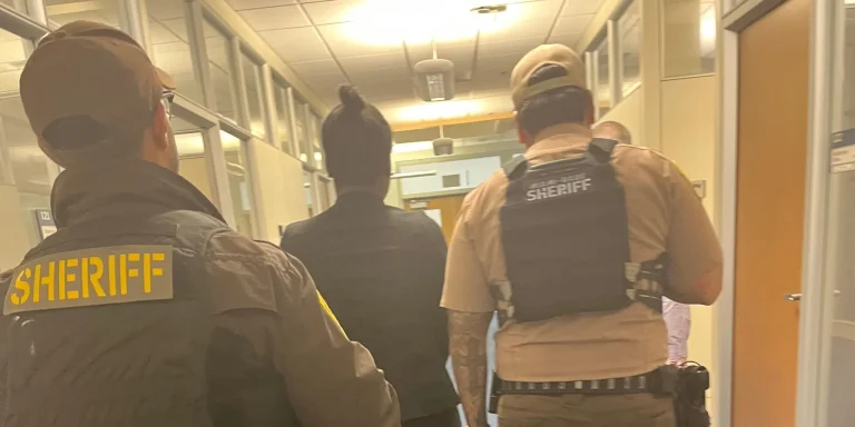 USCIS advierte sobre detenciones en sus oficinas y activa alerta entre migrantes cubanos en Florida