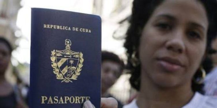 El régimen de La Habana establece una tarifa de 1.000 dólares para renunciar a la ciudadanía cubana