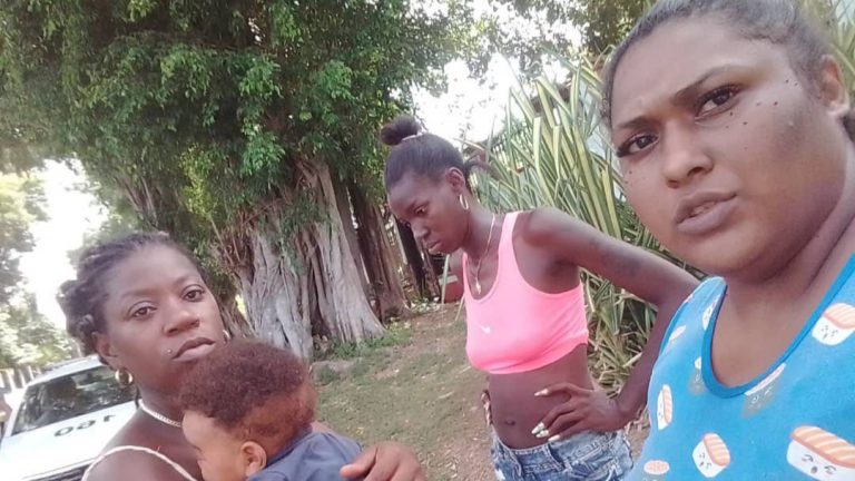 Tres madres cubanas se plantan ante la residencia de Díaz-Canel exigiendo solución a los apagones récord