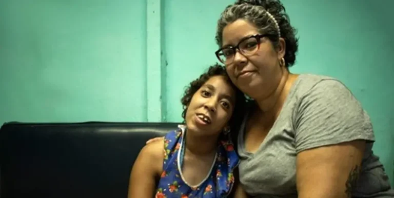 El colapso energético en Cuba condena a madres e hijos con discapacidades a sobrevivir en la oscuridad