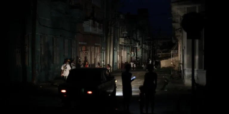 Casi la mitad de Cuba sufrirá apagones eléctricos este domingo ante el colapso del sistema energético